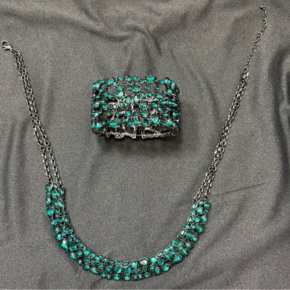 Elegant Silver and Green Gemstone Necklace and Bracelet Set - Picture 5 of 6